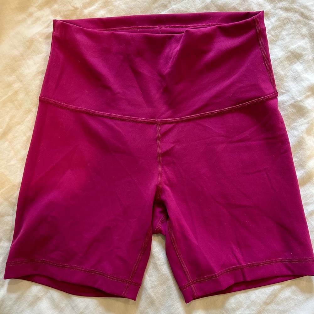 Women’s 6 Lululemon Wunder train short